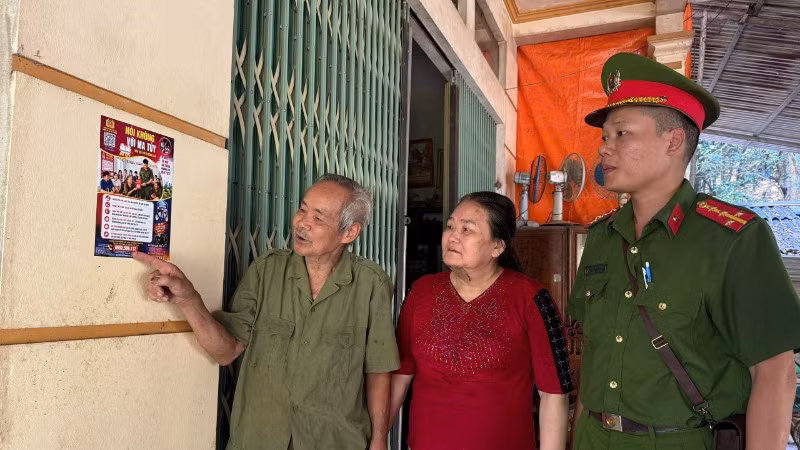 Công an xã Bảo Thắng dán pa-nô, áp phích tuyên truyền, hướng dẫn người dân tố giác tội phạm về ma túy.