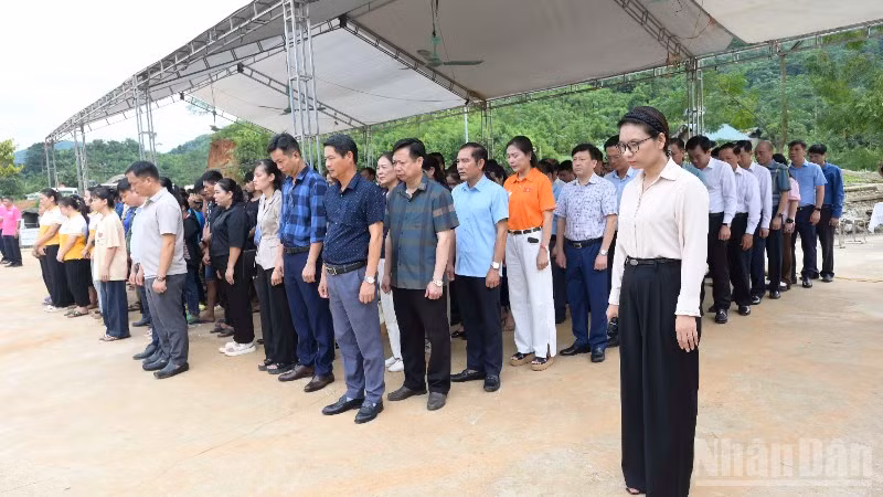 Các đại biểu dành phút mặc niệm cho những người thiệt mạng và mất tích tại Làng Nủ.