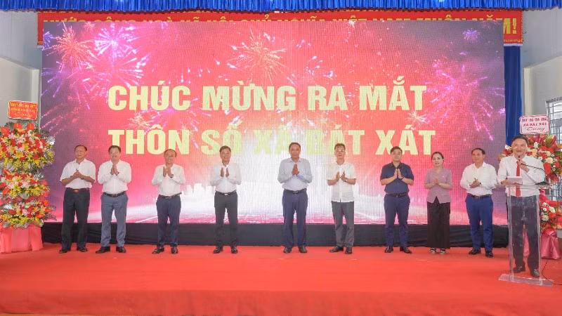 Các đại biểu thực hiện nghi thức ra mắt "Thôn số" tại xã Bát Xát.