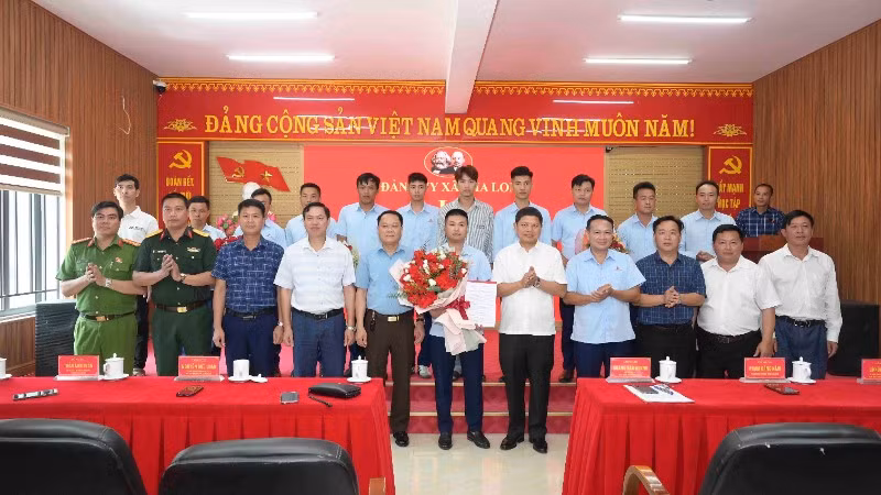 Lãnh đạo xã Pha Long trao quyết định và tặng hoa chúc mừng Chi bộ Công ty cổ phần năng lượng Mường Khương.