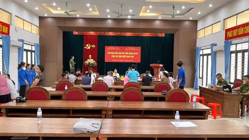 Lấy mẫu ADN đối với hơn 3.400 thân nhân liệt sĩ chưa xác định được thông tin tại tỉnh Lào Cai. (Ảnh: CÔNG HẢI)