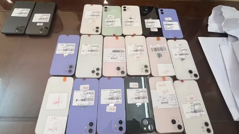Tang vật gồm 28 chiếc điện thoại iPhone đã qua sử dụng.