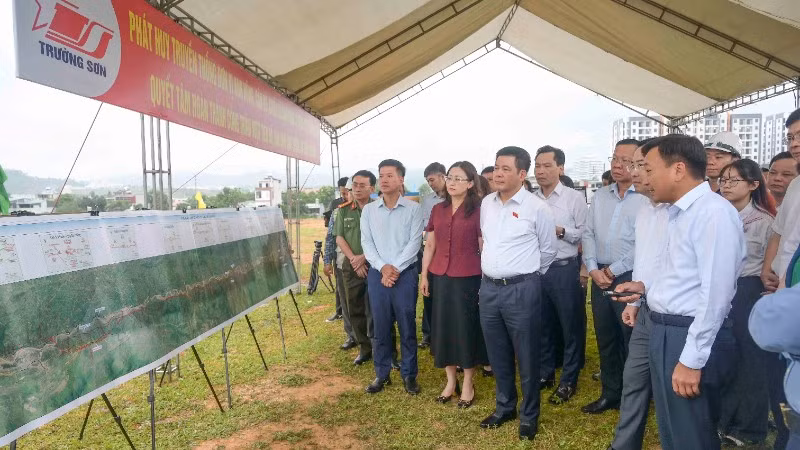 Phó Chủ tịch Quốc hội Nguyễn Hồng Diên cùng đoàn công tác khảo sát Dự án tuyến đường sắt Lào Cai-Hà Nội-Hải Phòng.