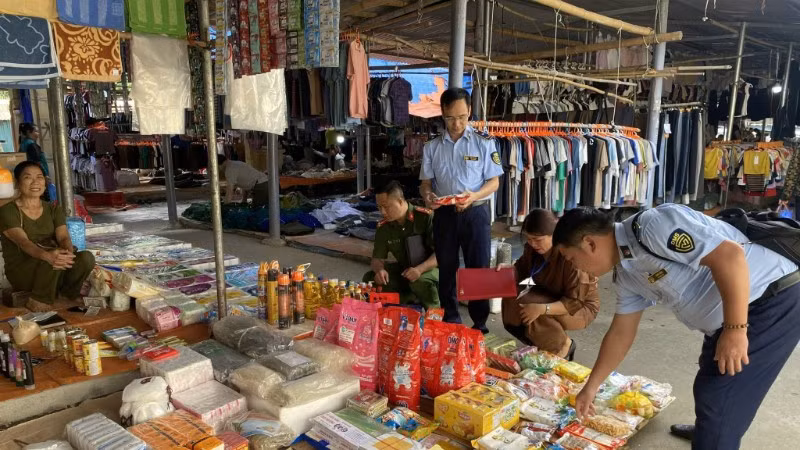 Lực lượng Quản lý thị trường tỉnh Lào Cai phát hiện và xử lý nhiều vụ vi phạm về hàng giả.