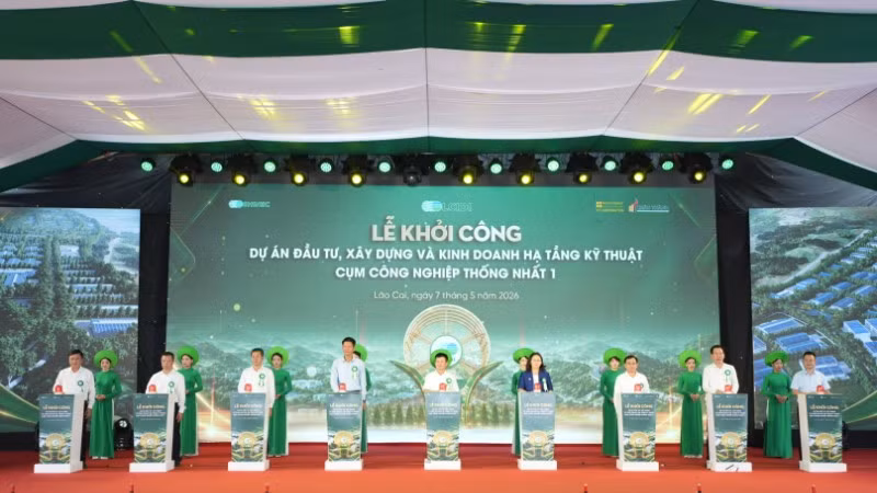 Các đại biểu thực hiện nghi thức khởi công dự án.