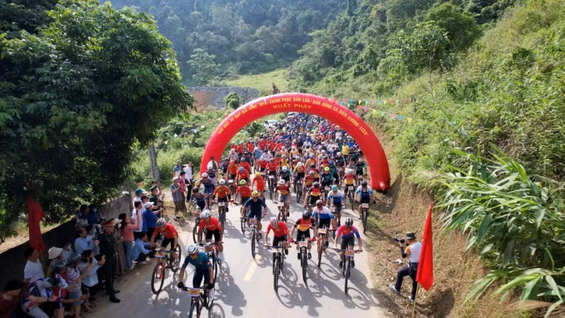 Gần 200 vận động viên tham gia giải đua xe đạp địa hình “MTB-Bản hùng ca biên cương”.