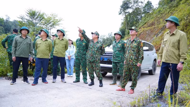 Lãnh đạo xã Mường Khương kiểm tra, khảo sát một số khu vực trên địa bàn.