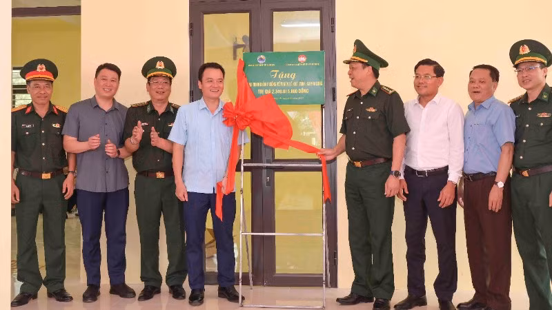 Các đại biểu thực hiện nghi thức khánh thành điểm Trường mầm non Xà Khái Tủng, xã Pha Long.