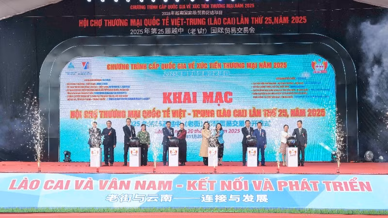 Các đại biểu thực hiện nghi thức khai mạc hội chợ.
