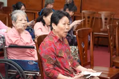 Bệnh nhân tại Viện Y dược học dân tộc Thành phố Hồ Chí Minh ngân nga tiếng hát trong chương trình y nghệ thuật. (Ảnh: CTV)