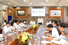 Đoàn công tác Sở Y tế Thành phố Hồ Chí Minh và các đơn vị liên quan làm việc tại Trường trung học cơ sở Hai Bà Trưng về đánh giá kiểm soát chùm ca bệnh não mô cầu. (Ảnh: Sở Y tế)