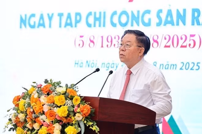 Đồng chí Nguyễn Trọng Nghĩa, Ủy viên Bộ Chính trị, Bí thư Trung ương Đảng, Trưởng Ban Tuyên giáo và Dân vận Trung ương phát biểu tại buổi gặp mặt. 