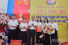 Bí thư Đảng ủy xã Nông Cống trao quyết định thành lập cho Chi bộ Đảng trong doanh nghiệp FDI. (Ảnh: MAI LUẬN)
