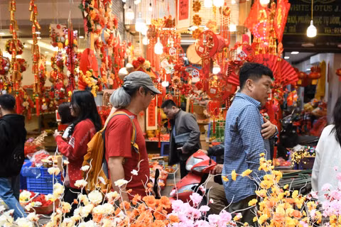 Khách du lịch đến Thủ đô Hà Nội vào dịp Tết. (Ảnh: THÀNH ĐẠT)