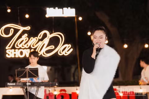 Ca sĩ trẻ Thanh Hiền, nghệ danh Bí đỏ, giọng ca chính của ban nhạc The Magma, chìm đắm trong màn biểu diễn tại chương trình "Tán Đa".