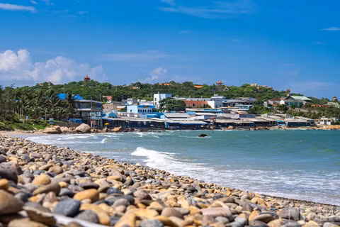 Bãi đá cuội 7 màu ở biển Cổ Thạch, Lâm Đồng được xem kiệt tác địa chất hiếm có, thu hút khách du lịch khám phá. (Ảnh: TÙNG LÂM)
