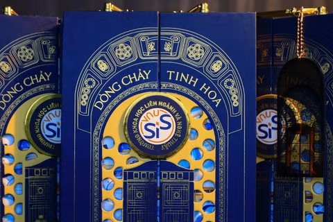 Bộ giấy báo trúng tuyển với chủ đề "Dòng chảy tinh hoa". (Ảnh: VNU-SIS)