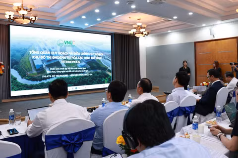 Tại tọa đàm, các chuyên gia đã chia sẻ kinh nghiệm thực tiễn quốc tế về quy hoạch, xây dựng và quản trị đô thị đại học. (Ảnh: SIS)