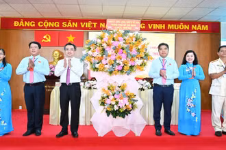 Đồng chí Nguyễn Thanh Nghị (thứ 3 từ trái qua) tặng lẵng hoa chúc mừng đại hội.