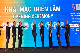 Các đại biểu thực hiện nghi thức khai mạc hai triển lãm VHF 2025 và Home Show Vietnam 2025.