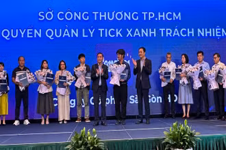 Sở Công thương thành phố trao ủy quyền quản lý “Tick xanh trách nhiệm” cho các hệ thống phân phối lớn.