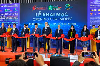 Các đại biểu thực hiện nghi thức khai mạc các triển lãm.