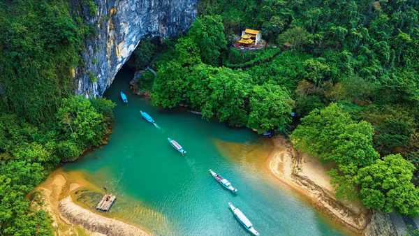 Thuyền đưa du khách vào tham quan động Phong Nha - điểm đến hút khách hàng đầu tại Quảng Trị. (Ảnh: TTXVN)