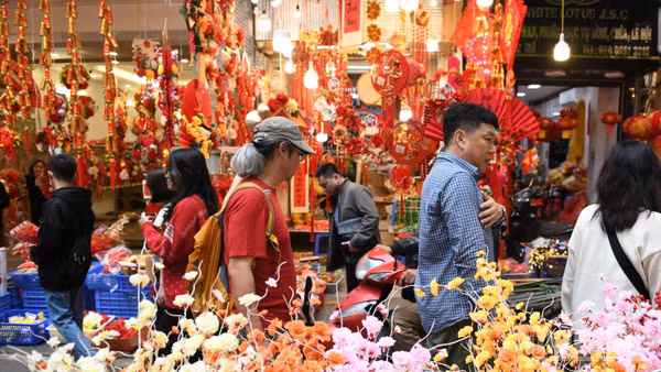 Khách du lịch đến Thủ đô Hà Nội vào dịp Tết. (Ảnh: THÀNH ĐẠT)