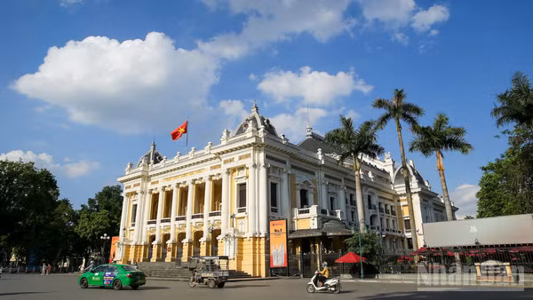Nhà hát lớn Hà Nội - điểm đến thu hút đông đảo khách du lịch tham quan khi ghé Thủ đô. (Ảnh: THẾ ĐẠI)