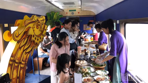 Du khách thưởng thức ẩm thực trên chuyến tàu kết nối di sản miền trung Huế-Đà Nẵng.