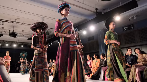 Áo dài Fashion Week London 2026 thu hút sự quan tâm của cộng đồng thiết kế thời trang quốc tế. (Ảnh: Ban Tổ chức)