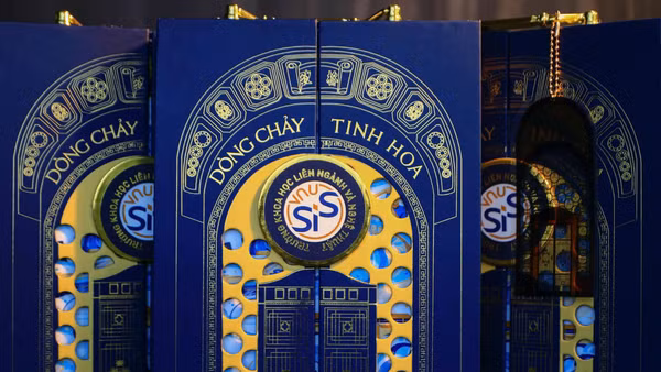 Bộ giấy báo trúng tuyển với chủ đề "Dòng chảy tinh hoa". (Ảnh: VNU-SIS)