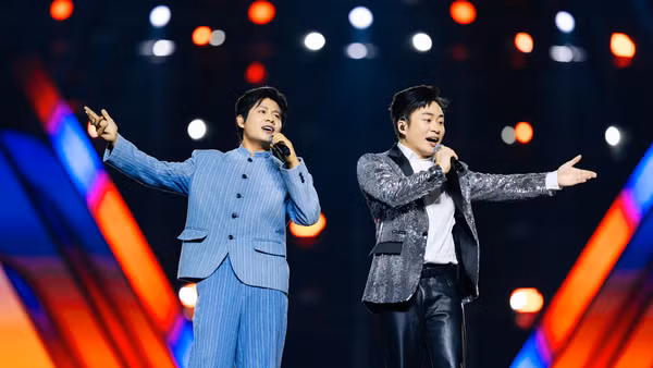 Màn song ca ăn ý của nhạc sĩ Nguyễn Văn Chung và ca sĩ Tùng Dương tại chương trình "Tổ quốc trong tim".