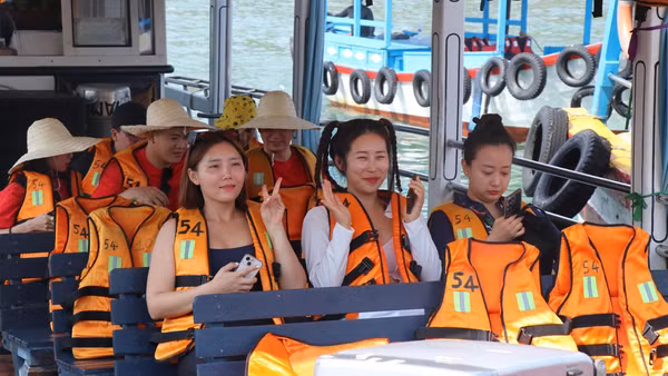 Du khách Hàn Quốc hào hứng khi được khám phá các đảo ở Nha Trang. (Ảnh: TTXVN)