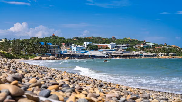 Bãi đá cuội 7 màu ở biển Cổ Thạch, Lâm Đồng được xem kiệt tác địa chất hiếm có, thu hút khách du lịch khám phá. (Ảnh: TÙNG LÂM)
