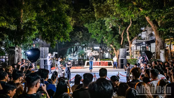 Tiếp nối dấu ấn từ số biểu diễn đầu tiên đầy thành công, tối 10/10, dưới tán đa tại 71 Hàng Trống, chương trình âm nhạc "Tán Đa" trở lại, thu hút gần 2.000 khán giả đón xem.