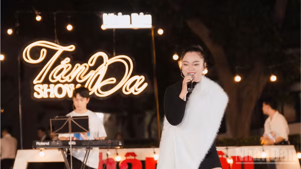 Ca sĩ trẻ Thanh Hiền, nghệ danh Bí đỏ, giọng ca chính của ban nhạc The Magma, chìm đắm trong màn biểu diễn tại chương trình "Tán Đa".