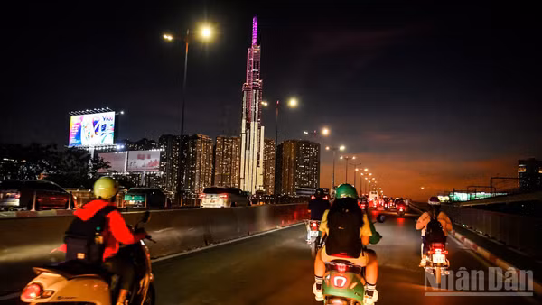 Thành phố Hồ Chí Minh giữ vai trò trung tâm phân phối khách, trung tâm doanh nghiệp lữ hành, truyền thông, đầu tư và kết nối quốc tế hàng đầu cả nước. (Ảnh: THÀNH ĐẠT)
