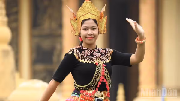 Cô gái Chăm rạng rỡ trong điệu múa truyền thống. (Ảnh: THÀNH ĐẠT)