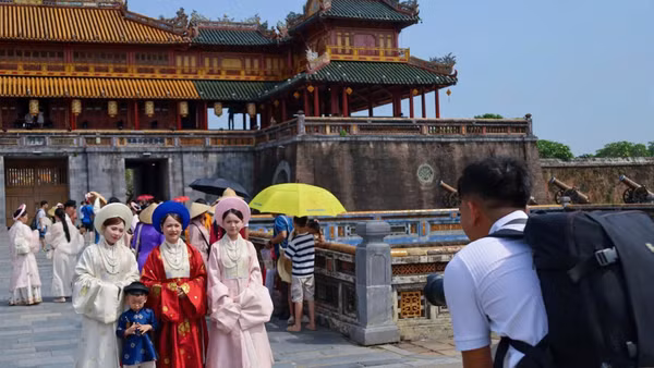 Du khách đến Huế. (Ảnh: TTXVN)