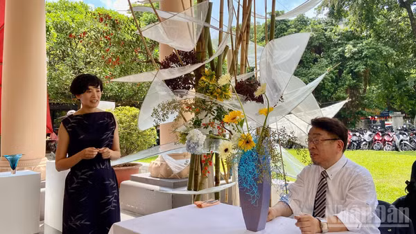 Giáo sư Hirotaka Furukawa, Học viện Trung ương Ikenobo chia sẻ về tác phẩm đầu tiên được hoàn thành tại sự kiện. Tác phẩm này được lấy cảm hứng từ hình ảnh những rặng liễu ở Việt Nam. (Ảnh: CHIÊU ANH)