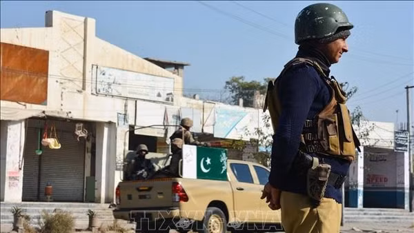 Cảnh sát và binh sĩ Pakistan gác trên đường phố tại Bannu. (Ảnh tư liệu, minh họa: TTXVN)