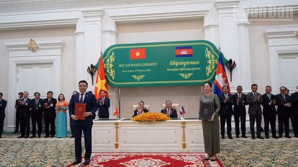 Thủ tướng Lê Minh Hưng và Thủ tướng Campuchia Hun Manet chứng kiến các bộ, ngành, cơ quan của hai nước trao các văn kiện hợp tác. (Ảnh: ĐINH TRƯỜNG)