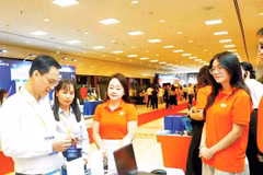 Các đại biểu Quảng Ninh tham quan, tìm hiểu các gian hàng trưng bày, giới thiệu sản phẩm khoa học công nghệ, đổi mới sáng tạo.