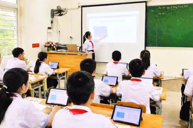Học sinh Trường trung học cơ sở Hoàng Diệu (phường Trà Lý, tỉnh Hưng Yên) ứng dụng công nghệ AI trong học tập.