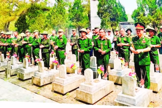 Hội Cựu chiến binh xã Toàn Lưu (Hà Tĩnh) dâng hương tưởng nhớ các anh hùng liệt sĩ tại Nghĩa trang liệt sĩ quốc gia Trường Sơn, tỉnh Quảng Trị.