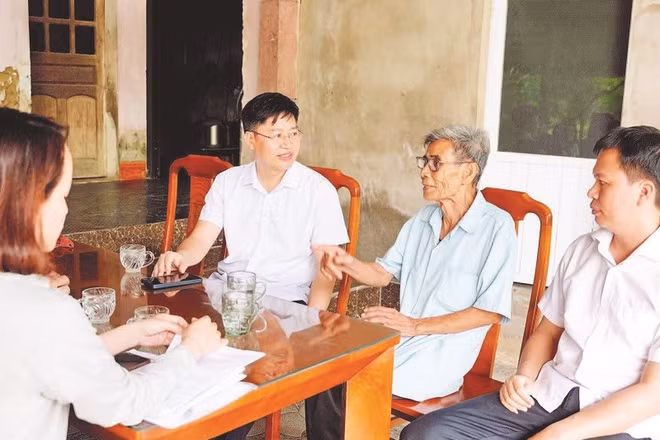 Lãnh đạo phường Thành Sen (Hà Tĩnh) trao đổi với người dân về chính sách bồi thường, giải phóng mặt bằng.