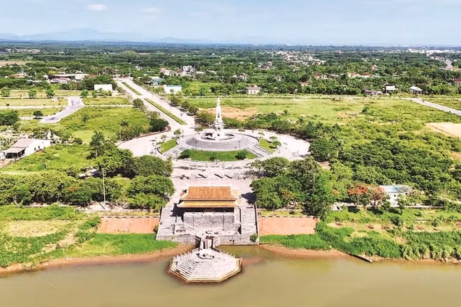 Tượng đài và bến thả hoa bờ bắc sông Thạch Hãn.