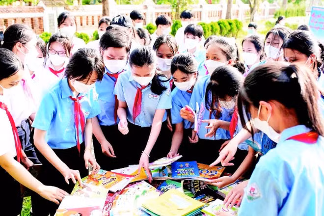 Học sinh đến với ngày hội văn hóa đọc nhân Ngày sách Việt Nam tại không gian Nhà Văn hóa - Thư viện Đại tướng Lê Đức Anh.