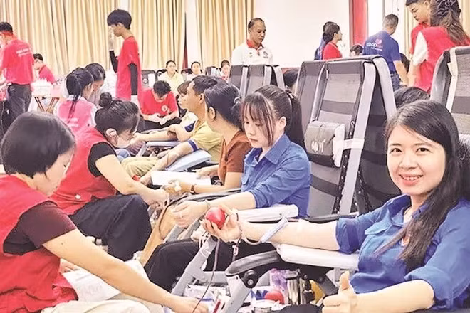 Người dân tình nguyện hiến máu (Ảnh MAI LUẬN)